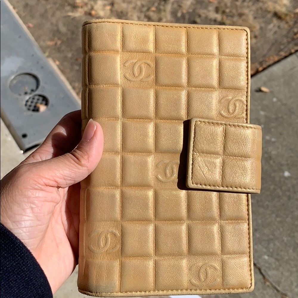 100% authentic Chanel wallet